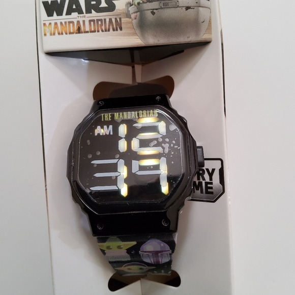 Star Wars Mandalorian Kids LED Watch flashing LCD Watch - Picture 5 of 5